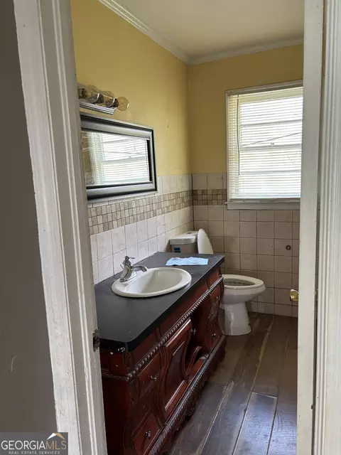 Bath - 309 Crest Dr, Calhoun, GA 30701 photo 1 of 3