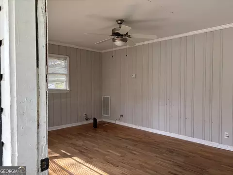 Living - 309 Crest Dr, Calhoun, GA 30701 photo 2 of 4