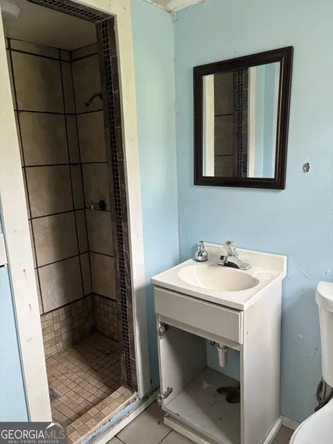 Bath - 309 Crest Dr, Calhoun, GA 30701 photo 3 of 3