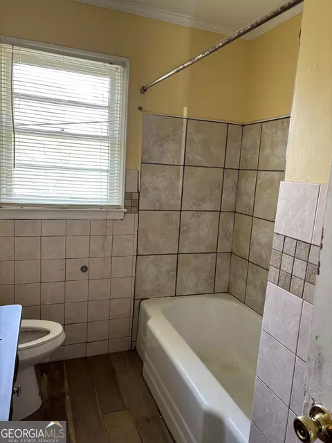 Bath - 309 Crest Dr, Calhoun, GA 30701 photo 2 of 3