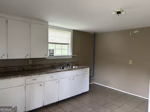 Kitchen - 309 Crest Dr, Calhoun, GA 30701 photo 5 of 5