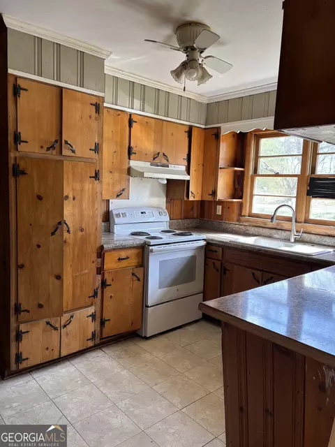 Kitchen - 309 Crest Dr, Calhoun, GA 30701 photo 3 of 5