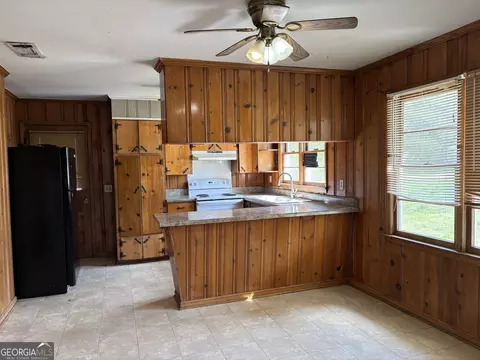 Kitchen - 309 Crest Dr, Calhoun, GA 30701 photo 4 of 5