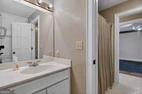 Bath - 2010 Foxcroft Dr, Lagrange, GA 30240 photo 5 of 7