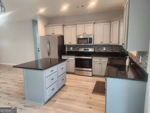 Kitchen - 129 Amanda Dr, Byron, GA 31008 photo 3 of 3
