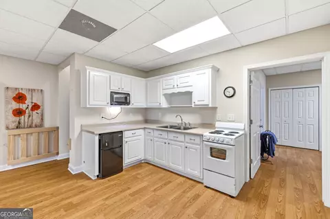 Kitchen - 1046 Chase Rd, Cornelia, GA 30531 photo 3 of 4