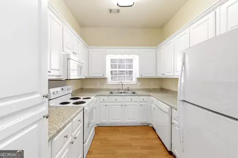 Kitchen - 1046 Chase Rd, Cornelia, GA 30531 photo 4 of 4