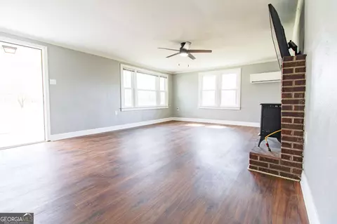 Living - 1774 Union Point Rd, Stephens, GA 30667 photo 5 of 7