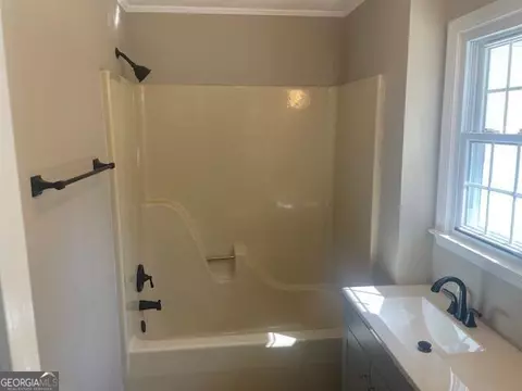 Bath - 115 Meadowland Trl, Lagrange, GA 30240 photo 1 of 1