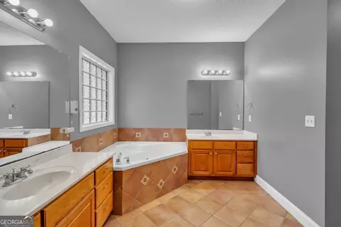 Bath - 540 Pinegrove Dr, Dublin, GA 31021 photo 2 of 4