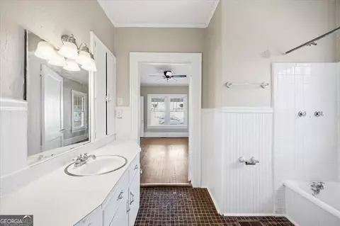 Bath - 133 Desoto Pl, Macon, GA 31204 photo 1 of 2