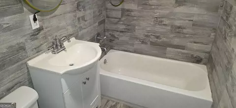 Bath - 975 Maple St, Macon, GA 31201 photo 3 of 5