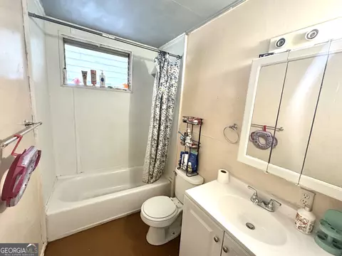 Bath - 143 Willis Cir, Lagrange, GA 30241 photo 1 of 2