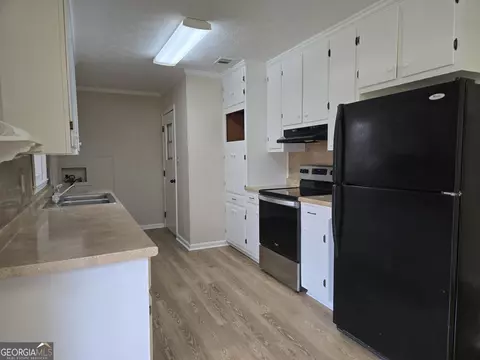 Kitchen - 606 Viewpoint Dr, Jackson, GA 30233 photo 1 of 2