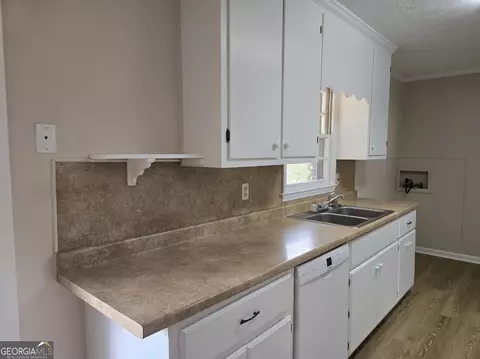 Kitchen - 606 Viewpoint Dr, Jackson, GA 30233 photo 2 of 2