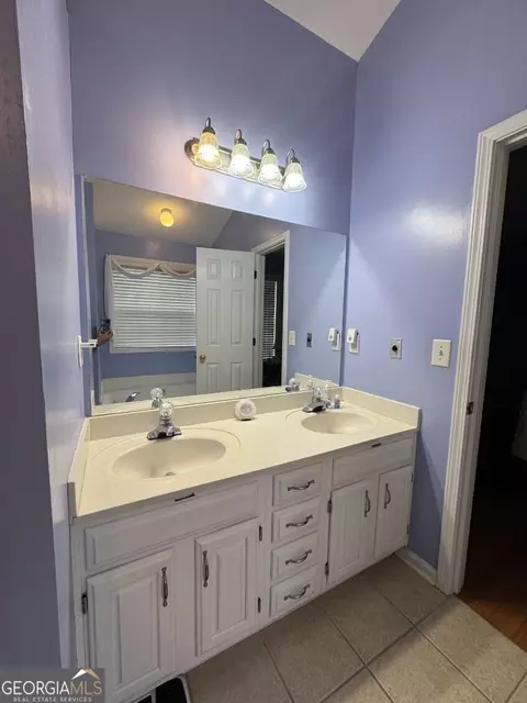 Bath - 3319 Stewart Rd, Monroe, GA 30655 photo 1 of 10