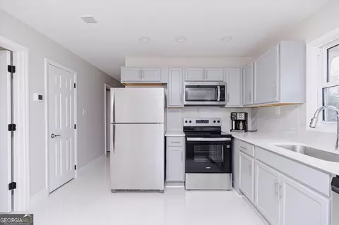 Kitchen - 210 Webb St, Warner Robins, GA 31093 photo 6 of 7