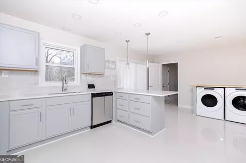Kitchen - 210 Webb St, Warner Robins, GA 31093 photo 5 of 7