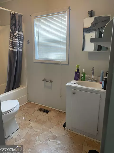 Bath - 124 Harper St, Jackson, GA 30233 photo 2 of 2