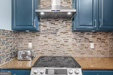 Kitchen - 132 Luke Cv, Hampton, GA 30228 photo 2 of 4