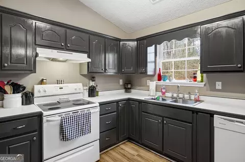 Kitchen - 170 Hunters Trce, Covington, GA 30014 photo 2 of 3