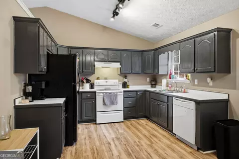 Kitchen - 170 Hunters Trce, Covington, GA 30014 photo 1 of 3