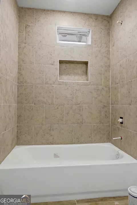 Bath - 7 Jackson St, Barnesville, GA 30204 photo 2 of 2