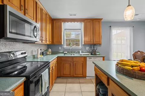 Kitchen - 171 Bear Den Ct, Dalton, GA 30721 photo 3 of 3