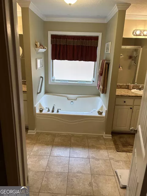 Bath - 950 John Lovelace Rd, Lagrange, GA 30241 photo 2 of 8