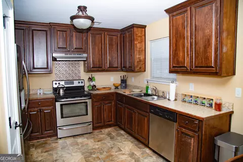 Kitchen - 149 Bridle Path, Griffin, GA 30224 photo 2 of 2