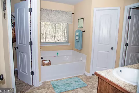 Bath - 149 Bridle Path, Griffin, GA 30224 photo 3 of 5