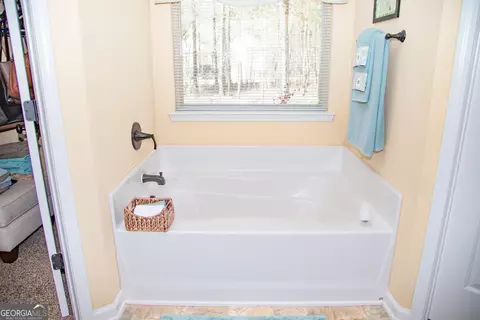 Bath - 149 Bridle Path, Griffin, GA 30224 photo 4 of 5