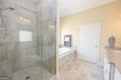 Bath - 414 Lakeview Way, Lagrange, GA 30241 photo 5 of 7