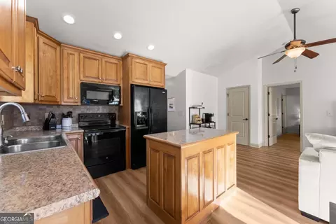 Kitchen - 204 Sugar Maple Dr, Cornelia, GA 30531 photo 4 of 4