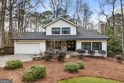 2415 Roxburgh Dr, Roswell, GA 30076