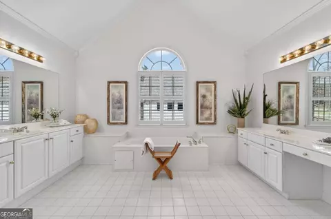 Bath - 6460 Rutherford Pl, Suwanee, GA 30024 photo 2 of 2