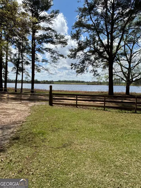 1565 E Lake Dr, Screven, GA 31560