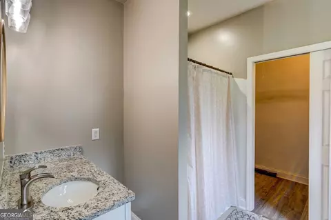 Bath - 1010 Lakeland Dr, Toccoa, GA 30577 photo 3 of 3