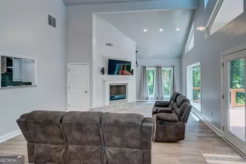 Living - 1010 Lakeland Dr, Toccoa, GA 30577 photo 2 of 3