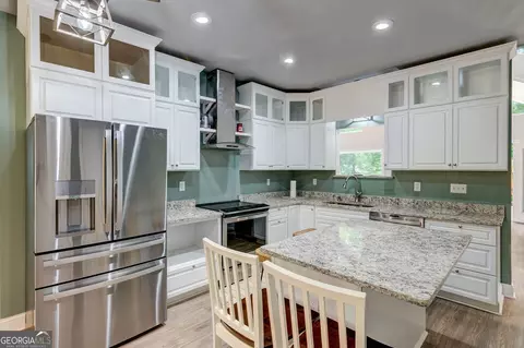 Kitchen - 1010 Lakeland Dr, Toccoa, GA 30577 photo 2 of 4