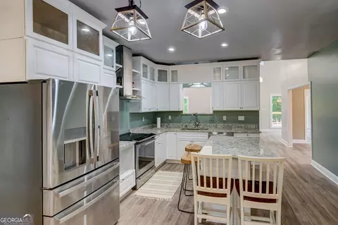 Kitchen - 1010 Lakeland Dr, Toccoa, GA 30577 photo 3 of 4