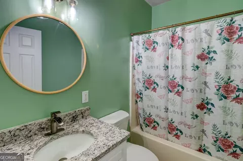 Bath - 1010 Lakeland Dr, Toccoa, GA 30577 photo 1 of 3