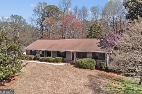 1055 Hunterhill Dr, Roswell, GA 30075