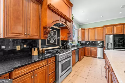 Kitchen - 109 Crest Pte, Warner Robins, GA 31088 photo 5 of 7