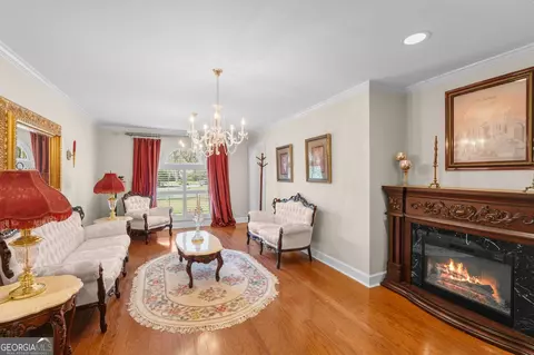 Living - 109 Crest Pte, Warner Robins, GA 31088 photo 6 of 8