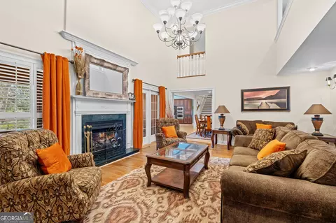 Living - 109 Crest Pte, Warner Robins, GA 31088 photo 1 of 8
