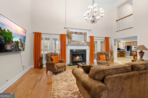 Living - 109 Crest Pte, Warner Robins, GA 31088 photo 4 of 8