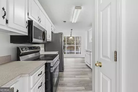 Entry Way - 285 Chestnut Dr, Covington, GA 30016 photo 2 of 4