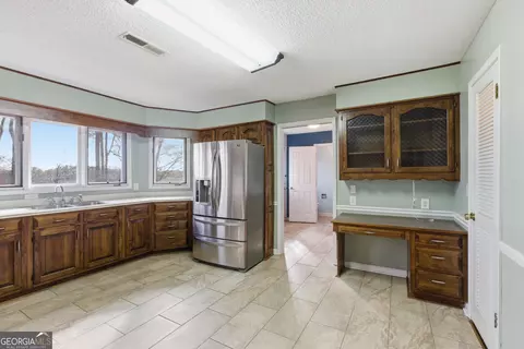 Kitchen - 304 Beaver Brook Dr, Toccoa, GA 30577 photo 2 of 4