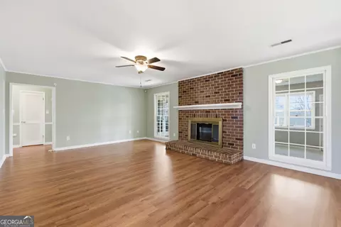 Living - 304 Beaver Brook Dr, Toccoa, GA 30577 photo 2 of 3